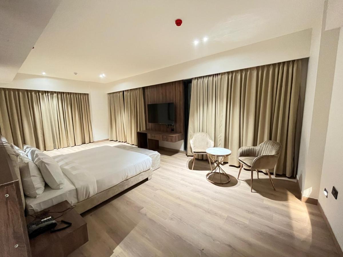 Dayal Gateway Hotell Lucknow Exteriör bild