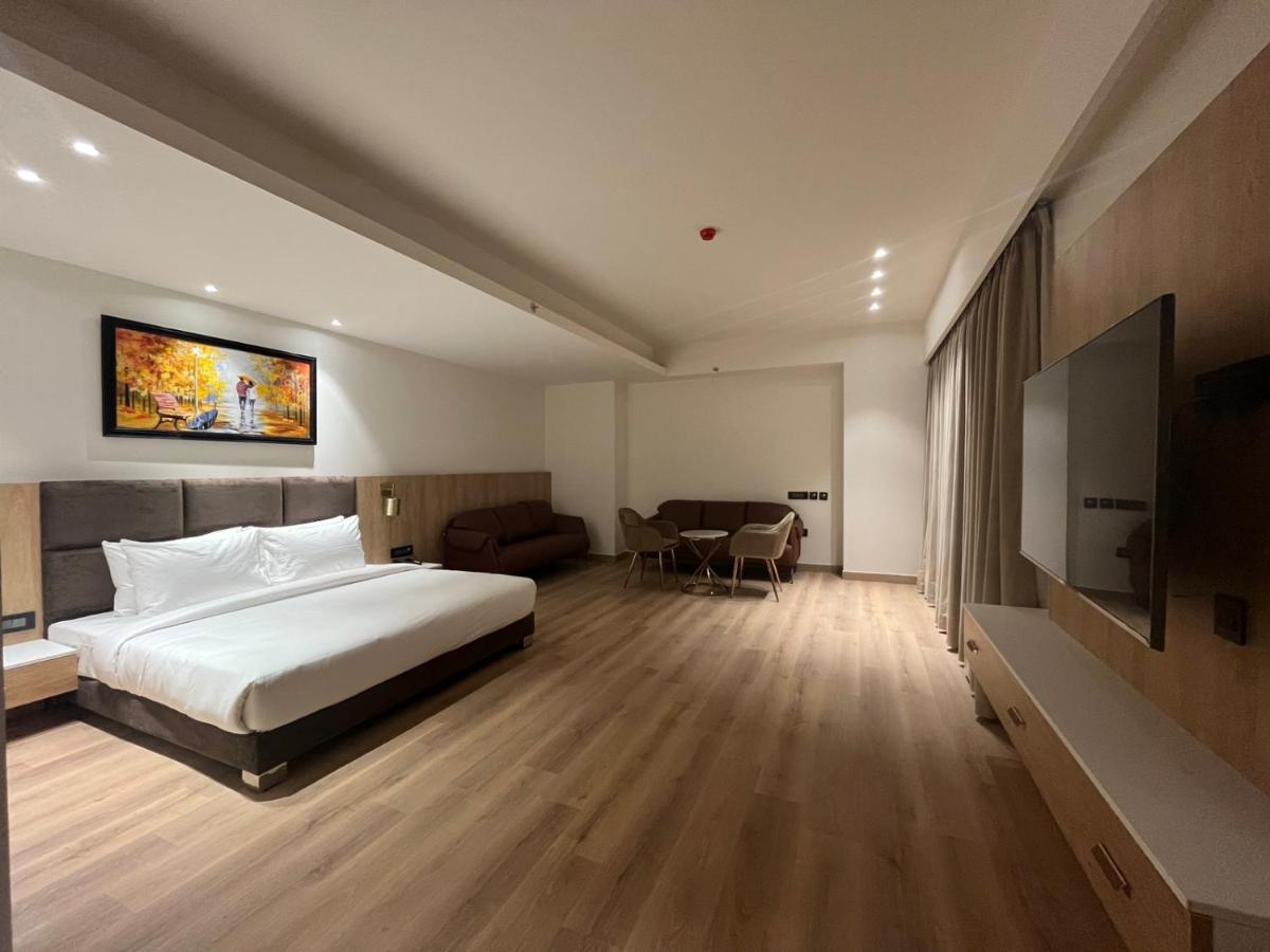 Dayal Gateway Hotell Lucknow Exteriör bild